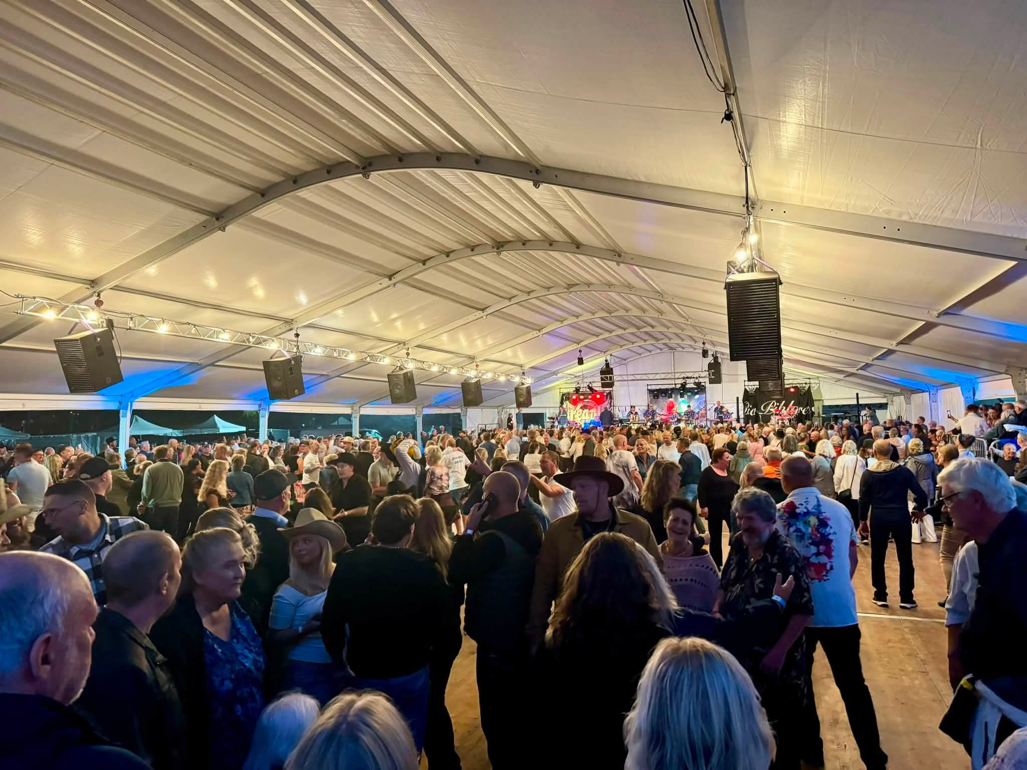Fullsatt danstält med trägolv och scen på I Love Dansband